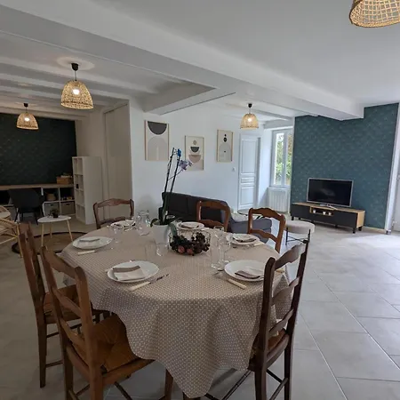 Charentais Renove Au Calme Avec Parking Et Jardin Privatif - Fr-1-653-281 Летний дом *