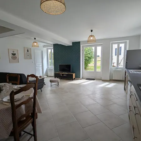 Charentais Renove Au Calme Avec Parking Et Jardin Privatif - Fr-1-653-281 Challignac