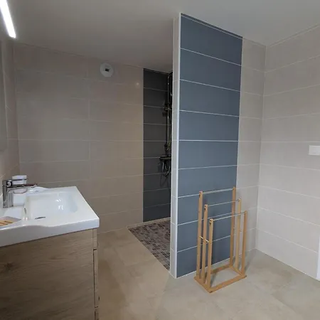Charentais Renove Au Calme Avec Parking Et Jardin Privatif - Fr-1-653-281 Летний дом *