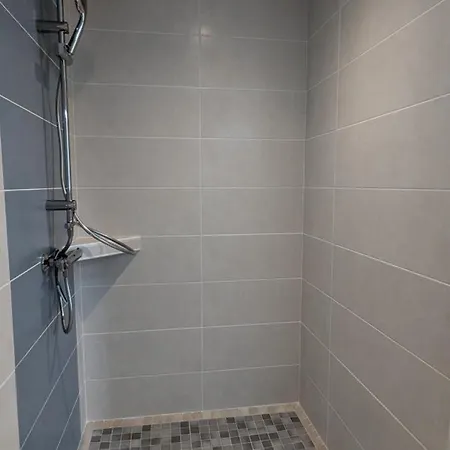 Charentais Renove Au Calme Avec Parking Et Jardin Privatif - Fr-1-653-281 Challignac