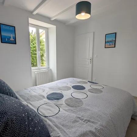 Charentais Renove Au Calme Avec Parking Et Jardin Privatif - Fr-1-653-281 * Challignac