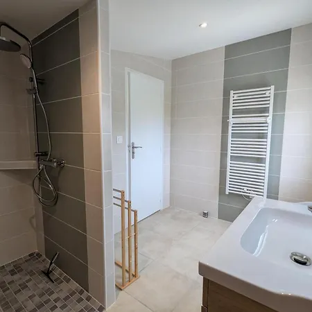 Charentais Renove Au Calme Avec Parking Et Jardin Privatif - Fr-1-653-281 * Challignac