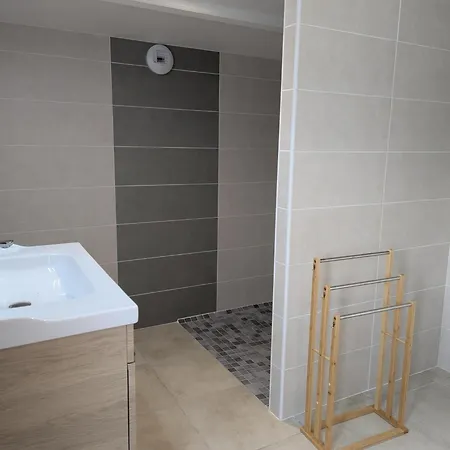 Charentais Renove Au Calme Avec Parking Et Jardin Privatif - Fr-1-653-281 *