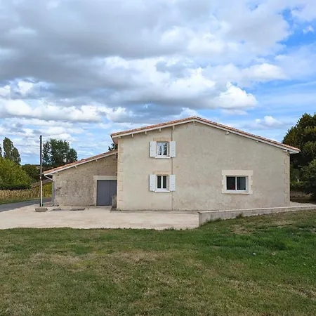 Charentais Renove Au Calme Avec Parking Et Jardin Privatif - Fr-1-653-281 * Challignac