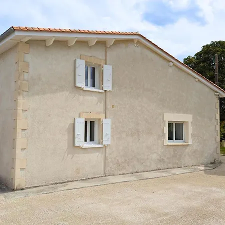 Charentais Renove Au Calme Avec Parking Et Jardin Privatif - Fr-1-653-281 Летний дом Challignac