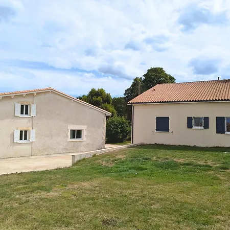 Charentais Renove Au Calme Avec Parking Et Jardin Privatif - Fr-1-653-281 Ferienhaus