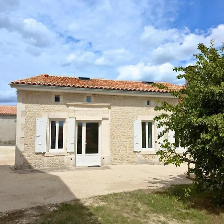 Летний дом Charentais Renove Au Calme Avec Parking Et Jardin Privatif - Fr-1-653-281 *