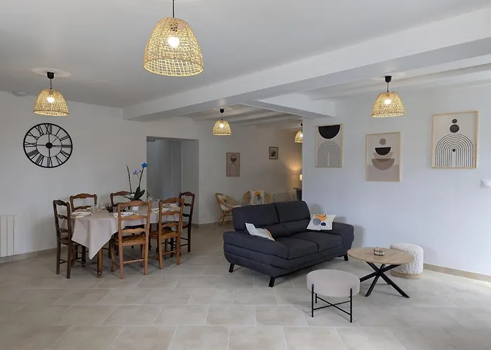 Charentais Renove Au Calme Avec Parking Et Jardin Privatif - Fr-1-653-281 * Challignac