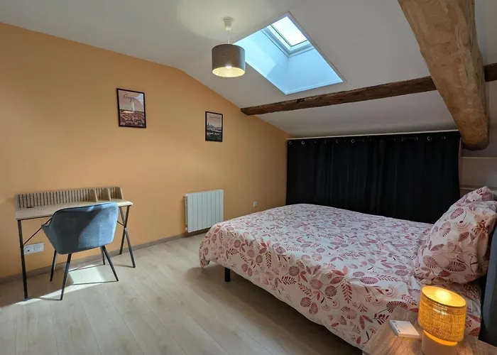 Charentais Renove Au Calme Avec Parking Et Jardin Privatif - Fr-1-653-281 Challignac