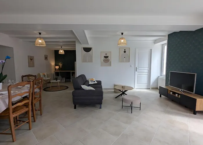 Charentais Renove Au Calme Avec Parking Et Jardin Privatif - Fr-1-653-281 Vakantiehuis *