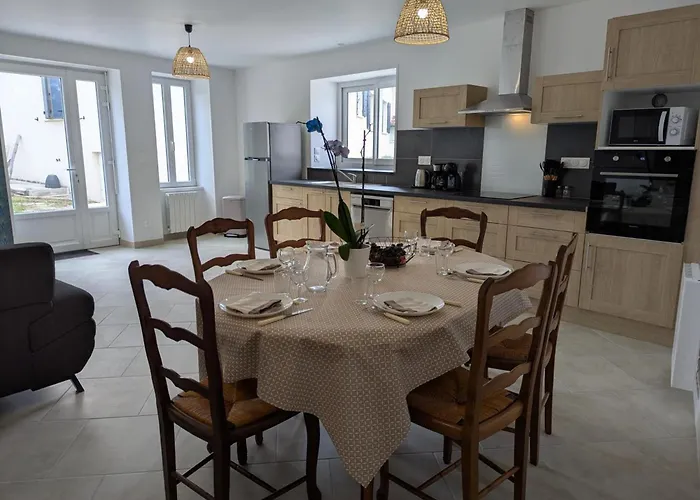 Charentais Renove Au Calme Avec Parking Et Jardin Privatif - Fr-1-653-281 Challignac