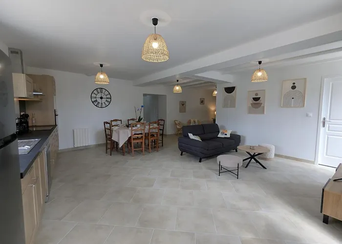 Charentais Renove Au Calme Avec Parking Et Jardin Privatif - Fr-1-653-281 * Challignac