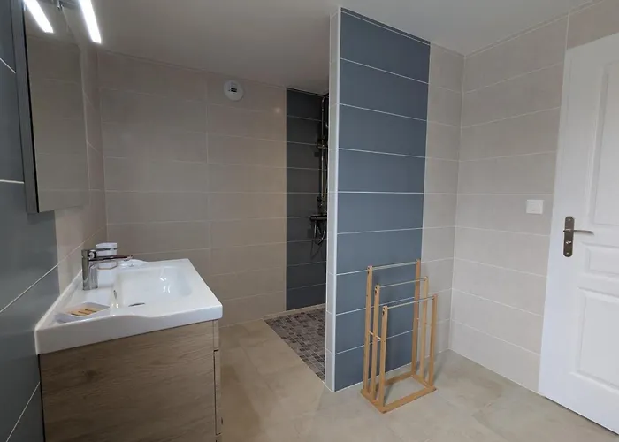 Charentais Renove Au Calme Avec Parking Et Jardin Privatif - Fr-1-653-281 Vakantiehuis *