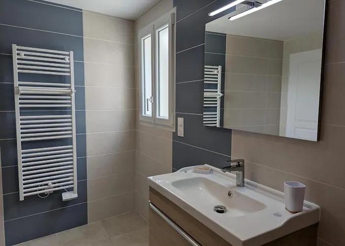 Charentais Renove Au Calme Avec Parking Et Jardin Privatif - Fr-1-653-281 Vakantiehuis *