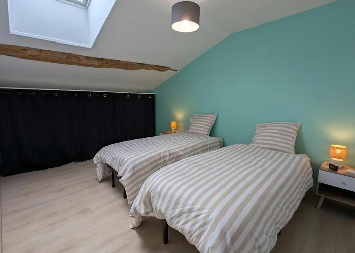 Charentais Renove Au Calme Avec Parking Et Jardin Privatif - Fr-1-653-281 Vakantiehuis Challignac