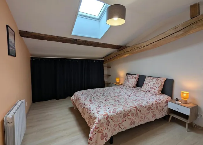 Charentais Renove Au Calme Avec Parking Et Jardin Privatif - Fr-1-653-281 * Challignac