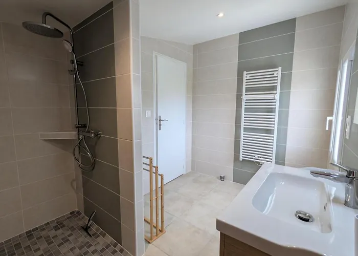 Charentais Renove Au Calme Avec Parking Et Jardin Privatif - Fr-1-653-281 * Challignac