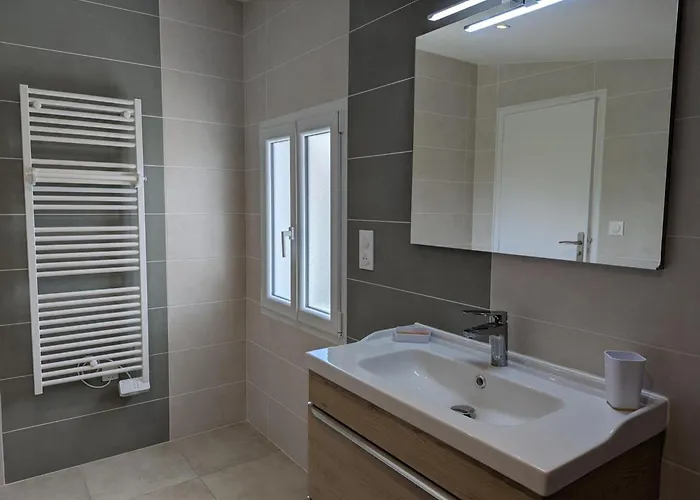 Charentais Renove Au Calme Avec Parking Et Jardin Privatif - Fr-1-653-281 Vakantiehuis *