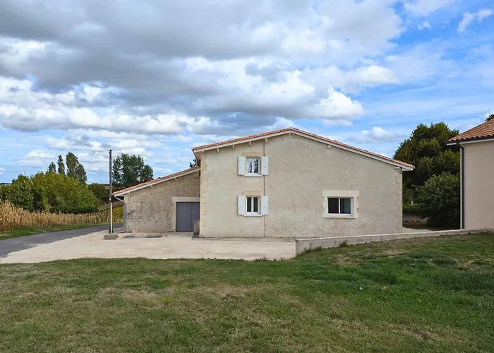 Charentais Renove Au Calme Avec Parking Et Jardin Privatif - Fr-1-653-281 * Challignac