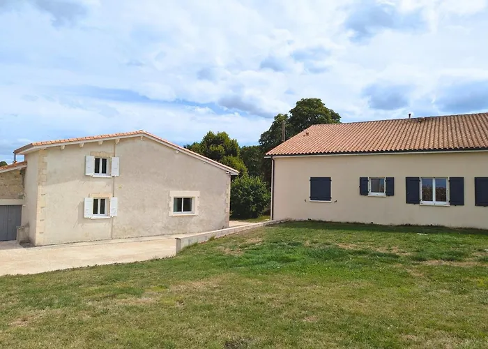 Charentais Renove Au Calme Avec Parking Et Jardin Privatif - Fr-1-653-281 Vakantiehuis