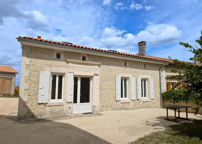 Vakantiehuis Charentais Renove Au Calme Avec Parking Et Jardin Privatif - Fr-1-653-281 Challignac