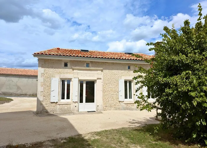 Vakantiehuis Charentais Renove Au Calme Avec Parking Et Jardin Privatif - Fr-1-653-281 *