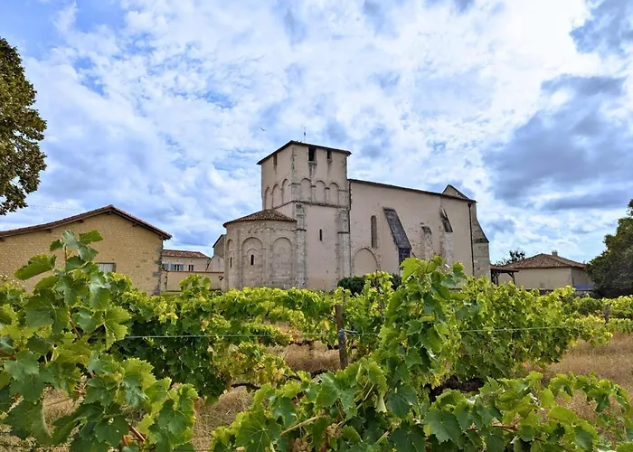 Charentais Renove Au Calme Avec Parking Et Jardin Privatif - Fr-1-653-281 Challignac